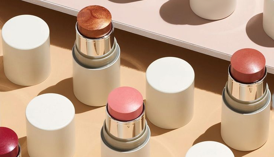 Добавление функциональности к красной упаковке: варианты размера путешествия